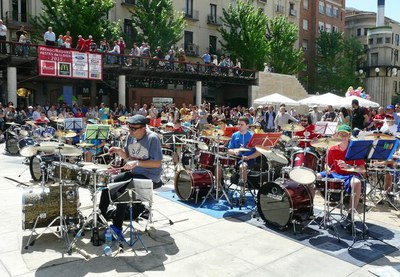 El Festival Planeta Bateria, amb bateries i percussionistes d'arreu, a la plaça de Sant Joan.
