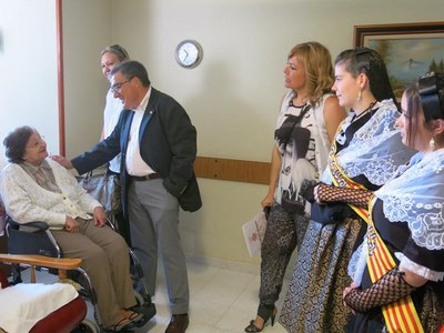 L’alcalde de Lleida i les pubilles celebren la Festa Major amb els residents a les Germanetes dels Pobres.