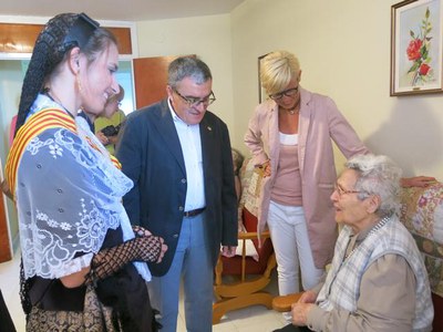 L'alcalde i les pubilles han compartit la Festa Major de Sant Anastasi amb els usuaris de la residències de les Germanetes dels Pobres.