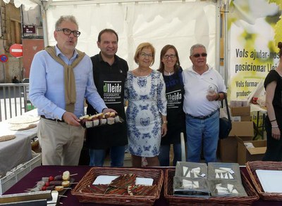 Els tinents d'alcalde Fèlix Larrosa i Montse Parra, a la Mostra de Cervesa Artesana, en la nova parada de productes agroalimentaris que s'hi ha incor….