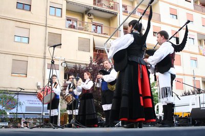 Actuació del Centro Galego, a la plaça de Sant Joan.