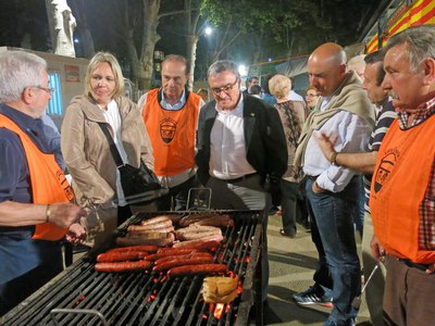 La Corporació Municipal, amb l'alcalde Àngel Ros, visitant les cases regionals a la revetlla de dissabte. A la foto, amb el Centro Extremeño.