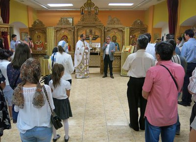 L'alcalde e Lleida, a la parròquia del Carme, amb el mossèn Daniel Simon.