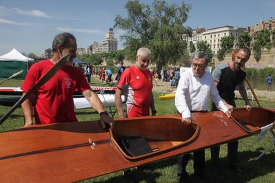 En l'espai on s'ha fet el primer bateig de piragüisme al riu Segre s'han exposat piragües antigues.