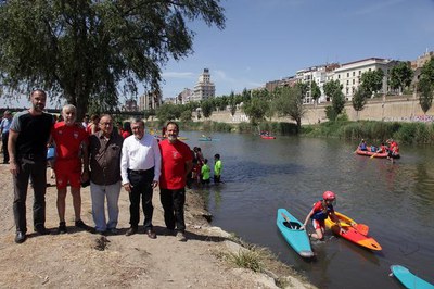Ros i Alonso, amb els responsables del Sícoris Club que han participat aquest matí en la jornada de portes obertes del piragüisme.
