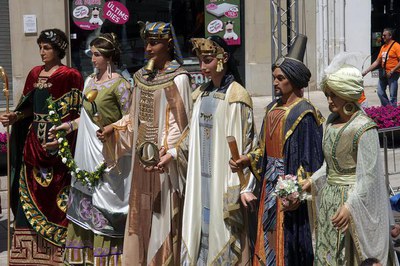 Els Gegants Romans, els primers a l'esquerra, celebren 175 anys.