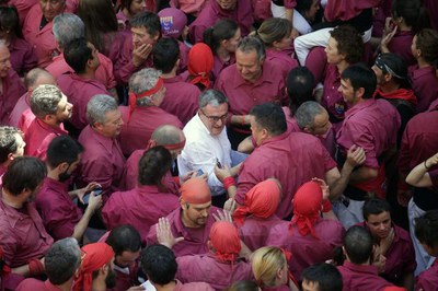 L'alcalde Ros, fent pinya amb els Castellers de Lleida.