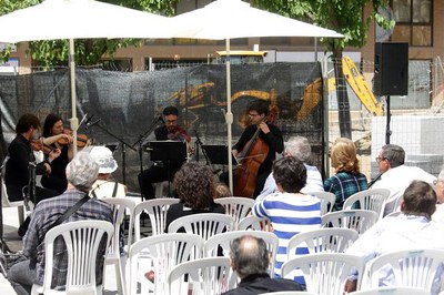 L'alcalde Ros, en el concert del Quartet Teixidó a la plaça Pau Casals.