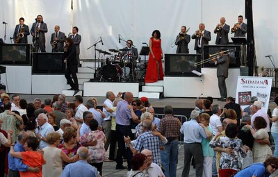 L’Orquestra Internacional Selvatana, en el Ball de Festa Major de Maig a Lleida.