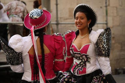 Balls tradicionals de Bolívia, Camerun, Senegal i Equador.