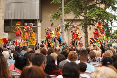 El pati de les Comèdies és l’escenari de la Mostra de balls tradicionals de Bolívia, Camerun, Senegal i Equador.