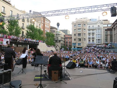 La plaça de Sant Joan, plena a vessar, en el concert d'havaneres.