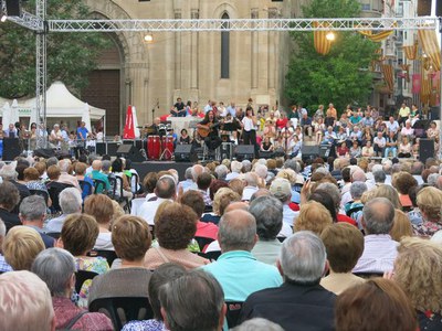 Neus Mar Havaneres en femení, en la cantada d'Haveneres d'aquest dilluns a la plaça de Sant Joan.