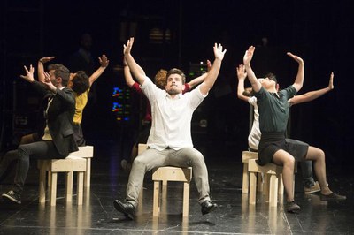L’espectacle Sinèrgia forma part del cicle “La Llotja Dansa & Cultura Urbanes 2015”.