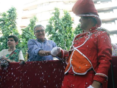 Més d'un miler de persones han participat en la Batalla de Flors a la rambla de Ferran.