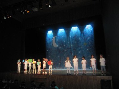 Els actors són alumnes de 6 a 12 anys.