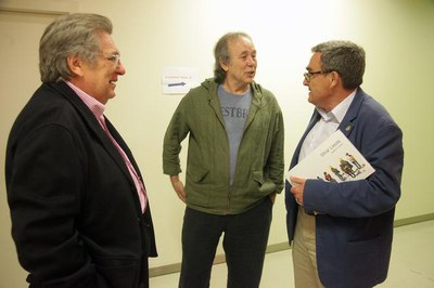 L'alcalde Àngel Ros i l'alcalde Antoni Siurana van saludar Joan Manuel Serrat abans de l'actuació..