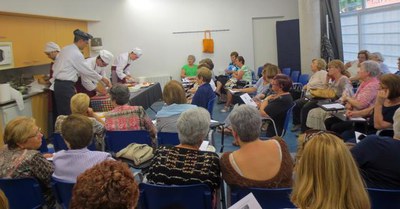 El taller Alimentació saludable consisteix en una xerrada i una demostració culinària.