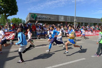 La Milla Urbana Escolar s'ha traslladat enguany d'escenari i s'ha fet al costat de l'Arborètum.