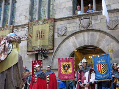 Els bàndols moro i cristià han recreat les Ambaixades a la plaça de la Paeria.
