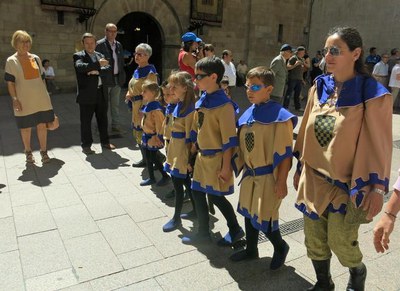 Desfilada infantil pels carrers de Lleida de la Festa de Moros i Cristians.
