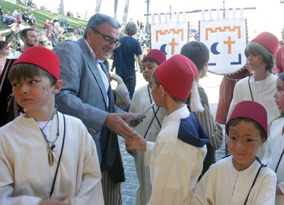 Àngel Ros, amb els més petits de la festa, que també han desfilat aquesta tarda.