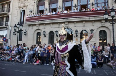 Les comparses de moros i cristians han desfilat pels carrers de la ciutat.