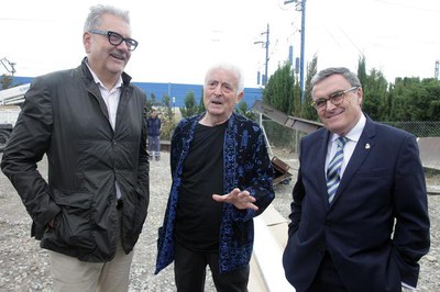 L'artista, Benet Rossell, ha visitat els treballs de restauració de l'escultura.