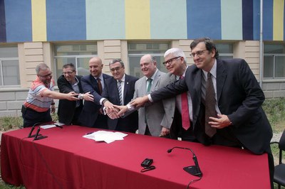 L'alcalde Àngel Ros i el president d'AETI, Jaume Iglesias, han formalitzat l'acord de cessió de l'antic edifici del Comandament de la Caserna d'Artil….