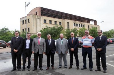 L'alcalde, el tinent d'alcalde Rafel Peris, el president d'AETI, Jaume Iglesias i representants de Lleida.net, GFT i Semic, davant de l'antiga casern….