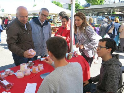Els joves participants aprenen conceptes bàsics sobre gestió empresarial a través de lla creació d’una cooperativa.