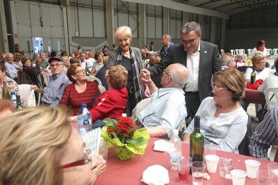 L'alcalde, Àngel Ros, acompanyat de la regidora Dolors Arderiu, saluda els participants en la trobada anual de fi de curs.