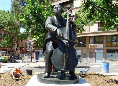Aquest divendres s’ha col·locat l'estàtua restaurada de Pau Casals a la plaça que porta el seu nom.