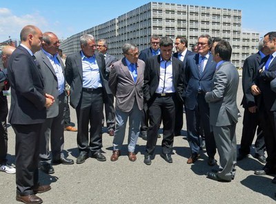 Les autoritats i els representants de l'empresa, en l'acte commemoratiu dels 35 anys d'Indulleida.