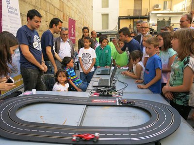 Els nens i nenes han pogut comprovar in situ noves tecnologies com la de la parada de la Universitat de Lleida..