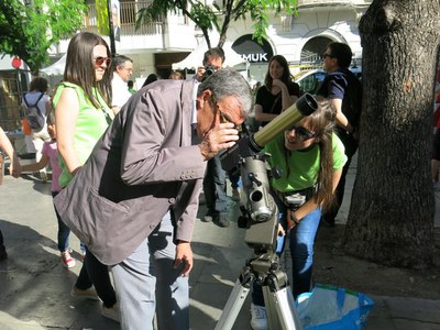 Entre les activitats de la 9a edició de Ciència al carrer, l'observació a través del Telescopi..