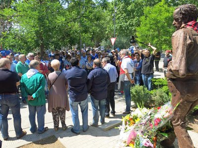 L'ofrena floral es fa a l'estàtua de Manolo Calpe, fundador de l'Aplec, situada al costat dels Camps Elisis.