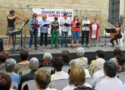 Concert de corals "Cantem contra la fam", de Mans Unides, amb el suport de la Paeria, al pati de les Comèdies.