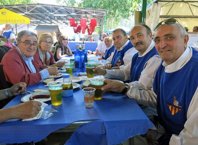 Després de la cercavila, s'ha fet l'esmorzar a cada colla.