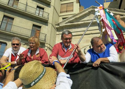 L'alcalde Ros i el president de la Fecoll, amb els tinents d'alcalde Parra i Larrosa, imposant les escarapel·les.