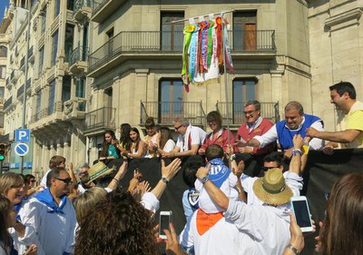 Les colles de l'Aplec han desfilat pels carrers de Lleida abans de la imposició de les escarapel·les.