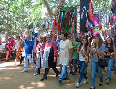 Passejada pel recinte dels Camps Elisis amb les colles i els seus penons.