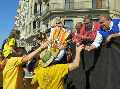 Ros i Pérez, en la imposició de les escarapel·les als penons de les colles de l'Aplec.