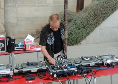 Cloenda de l'exposició Transició Democràtica a Lleida, amb una sessió de DJ al Centre Hìstòric.