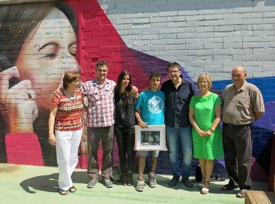 Montse Parra ha felicitat l'alumne Albert Bonet pel mural que ha pintat al pati del col·legi Episcopal, sent el seu projecte de recerca.