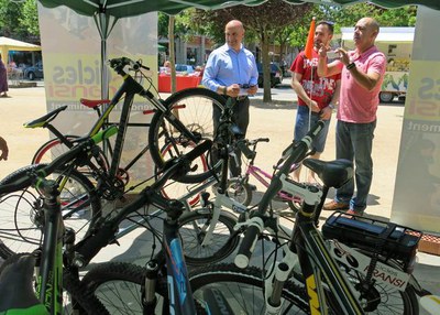 El 6è Mercadet de Pardinyes ofereix productes diversos, com bicicletes, electrodomèstics, roba o menjar.