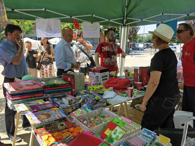 Rafael Peris ha vistiat el 6è Mercadet de Pardinyes, instal·lat durant tot el dia al carrer de Corregidor Escofet.