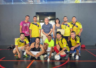 El tinent d'alcalde Joan Gómez ha assistit al lliurament de trofeus del Campionat de futbol sala de la Regidoria de Joventut, que ha disputat les fin….