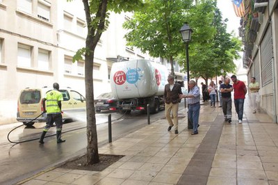 Prop d’una vintena d’operaris realitzen fins demà tasques de neteja en carrers i places, embornals, contenidors i mobiliari.