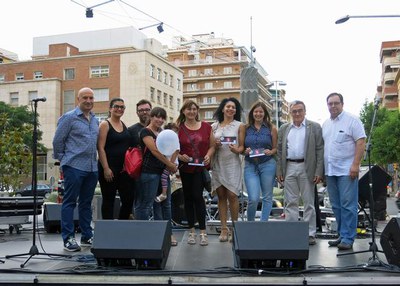 La Nit Oberta de la Zona Alta ha sortejat vals per comprar als comerços del barri que avui obren fins a la mitjanit.